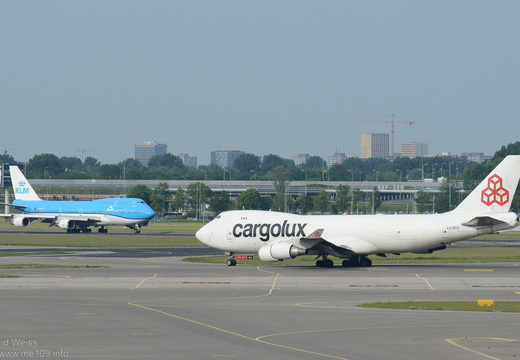Boeing 747 und Frachter