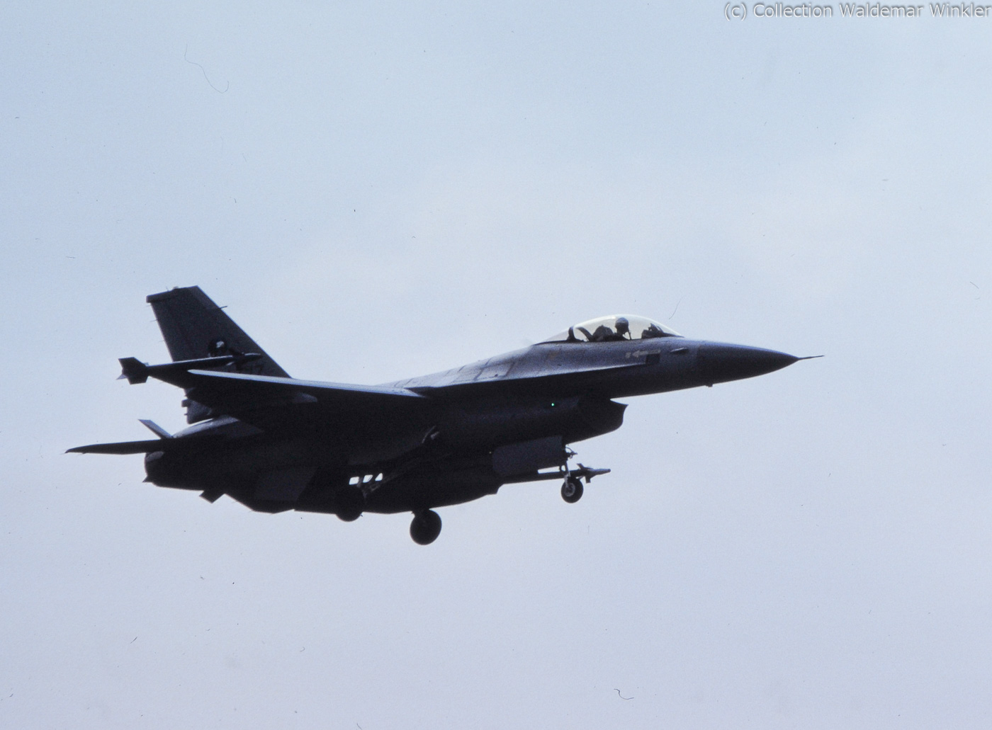 F-16A_Fighting_Falcon_DSC_1435.jpg