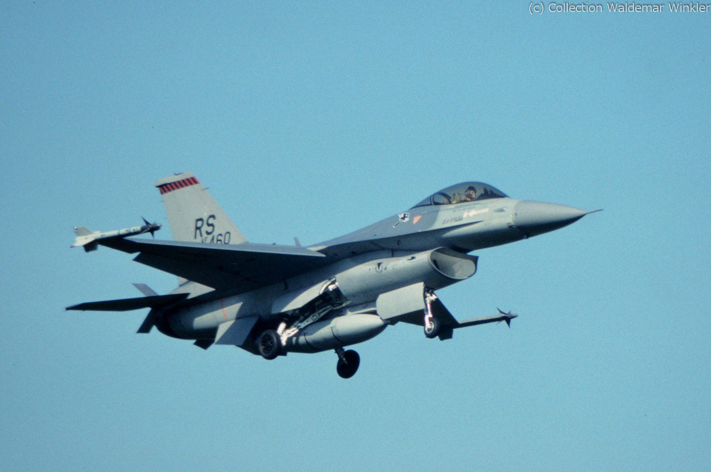 F-16A_Fighting_Falcon_DSC_2942.jpg