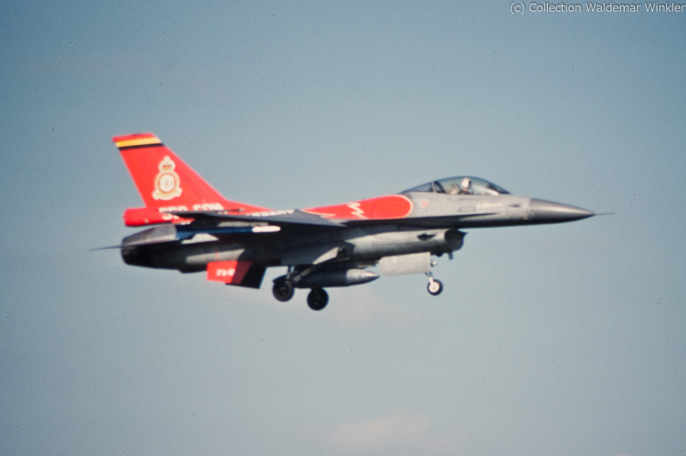 F-16A_Fighting_Falcon_DSC_3493.jpg