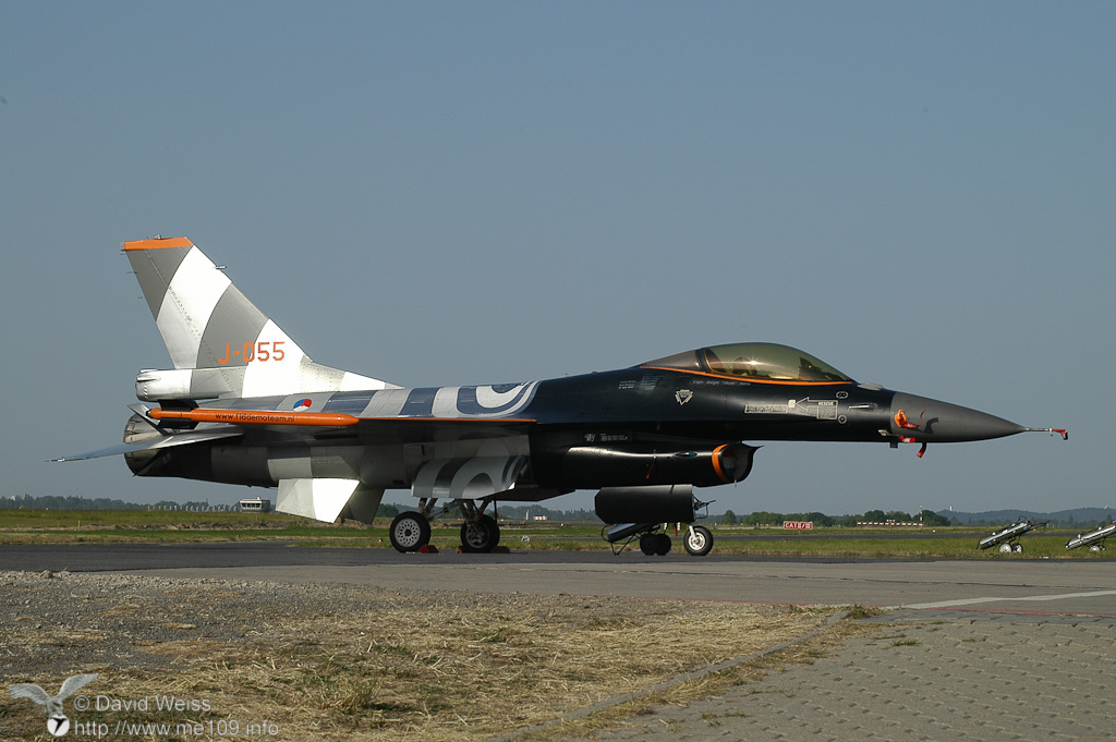 F-16_Fighting_Falcon_DSC_0099.jpg