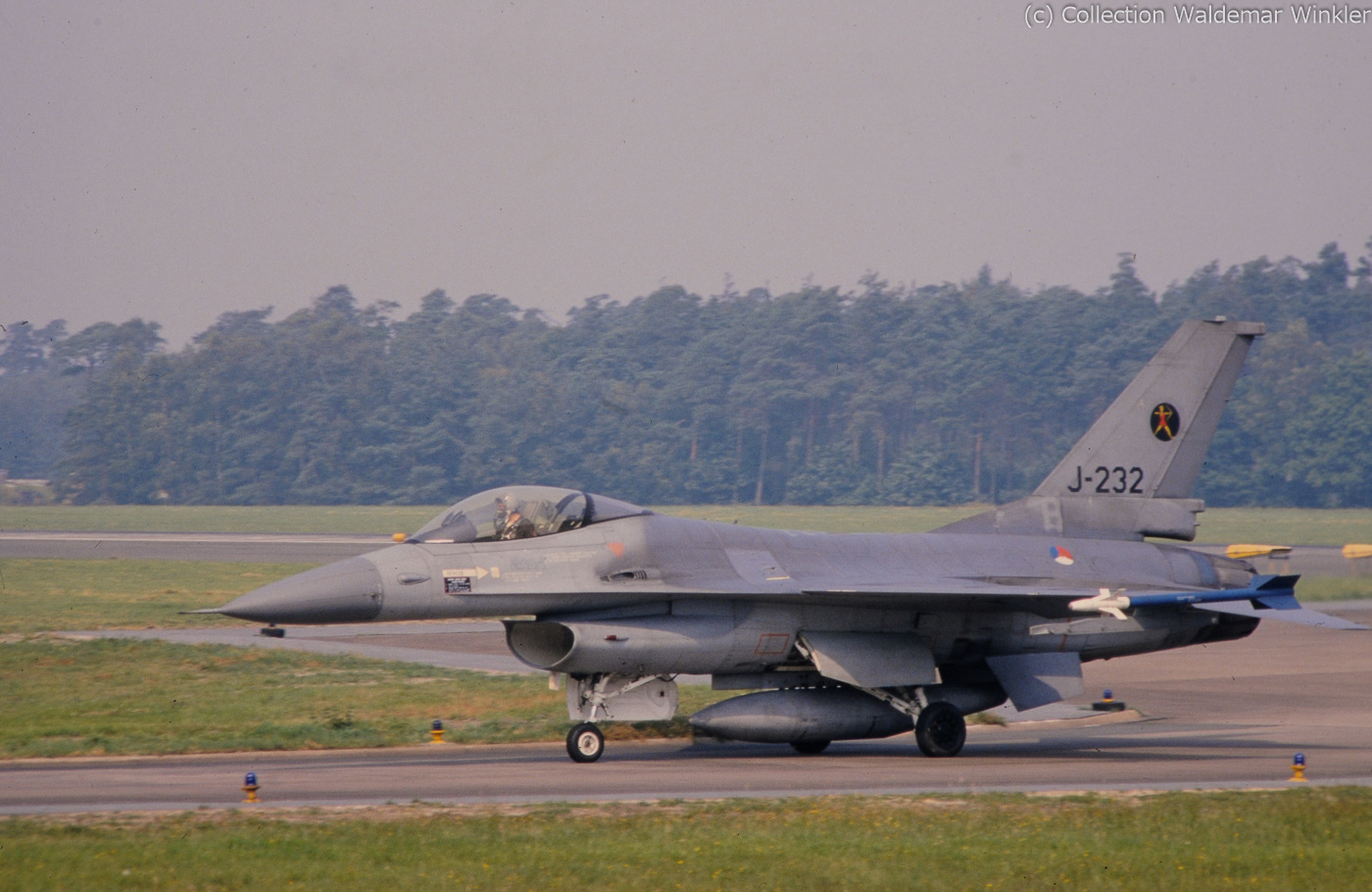F-16A_Fighting_Falcon_DSC_1778.jpg