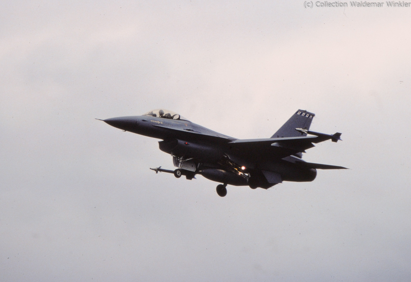 F-16A_Fighting_Falcon_DSC_1780.jpg