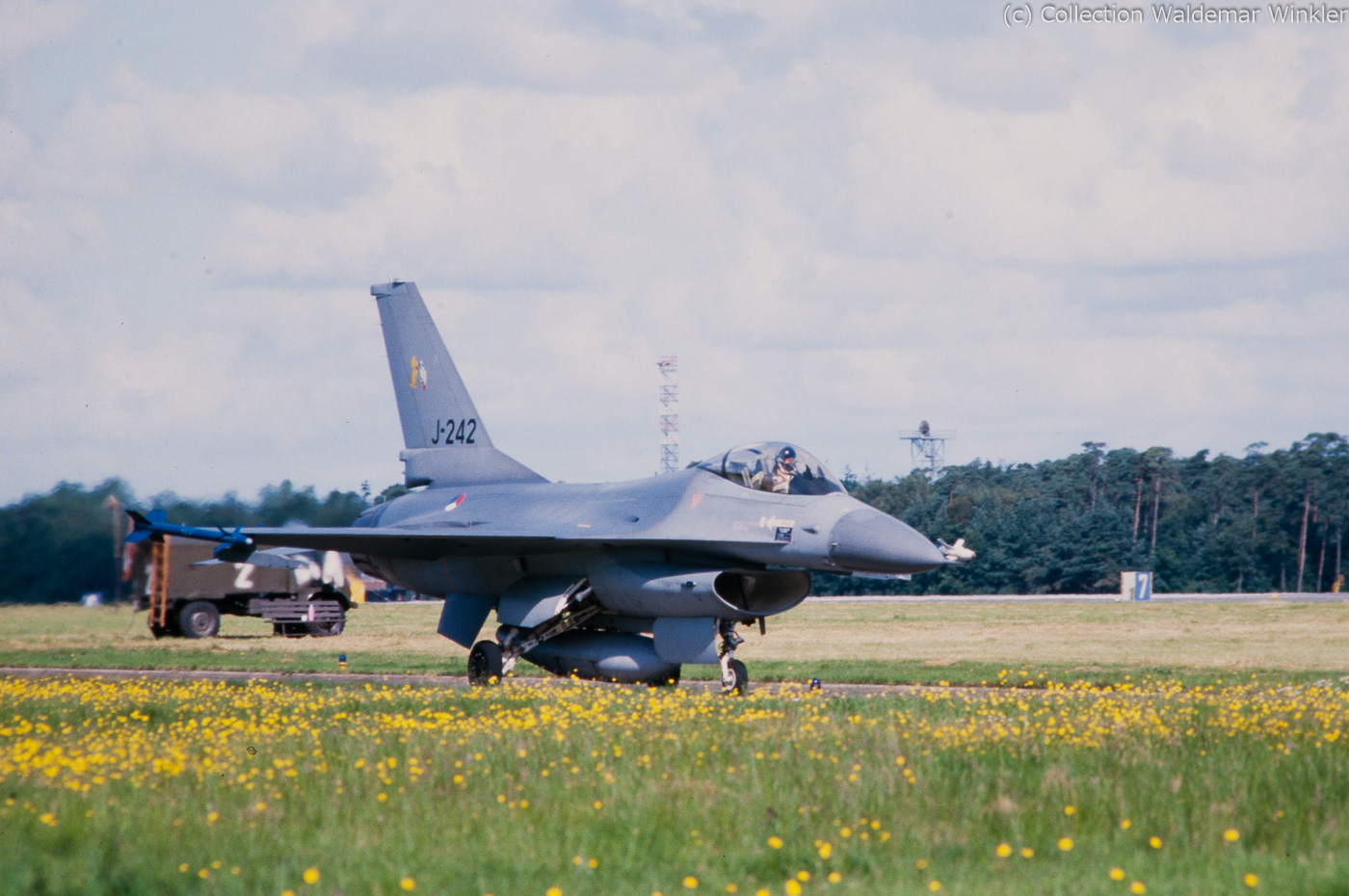 F-16A_Fighting_Falcon_DSC_2201.jpg