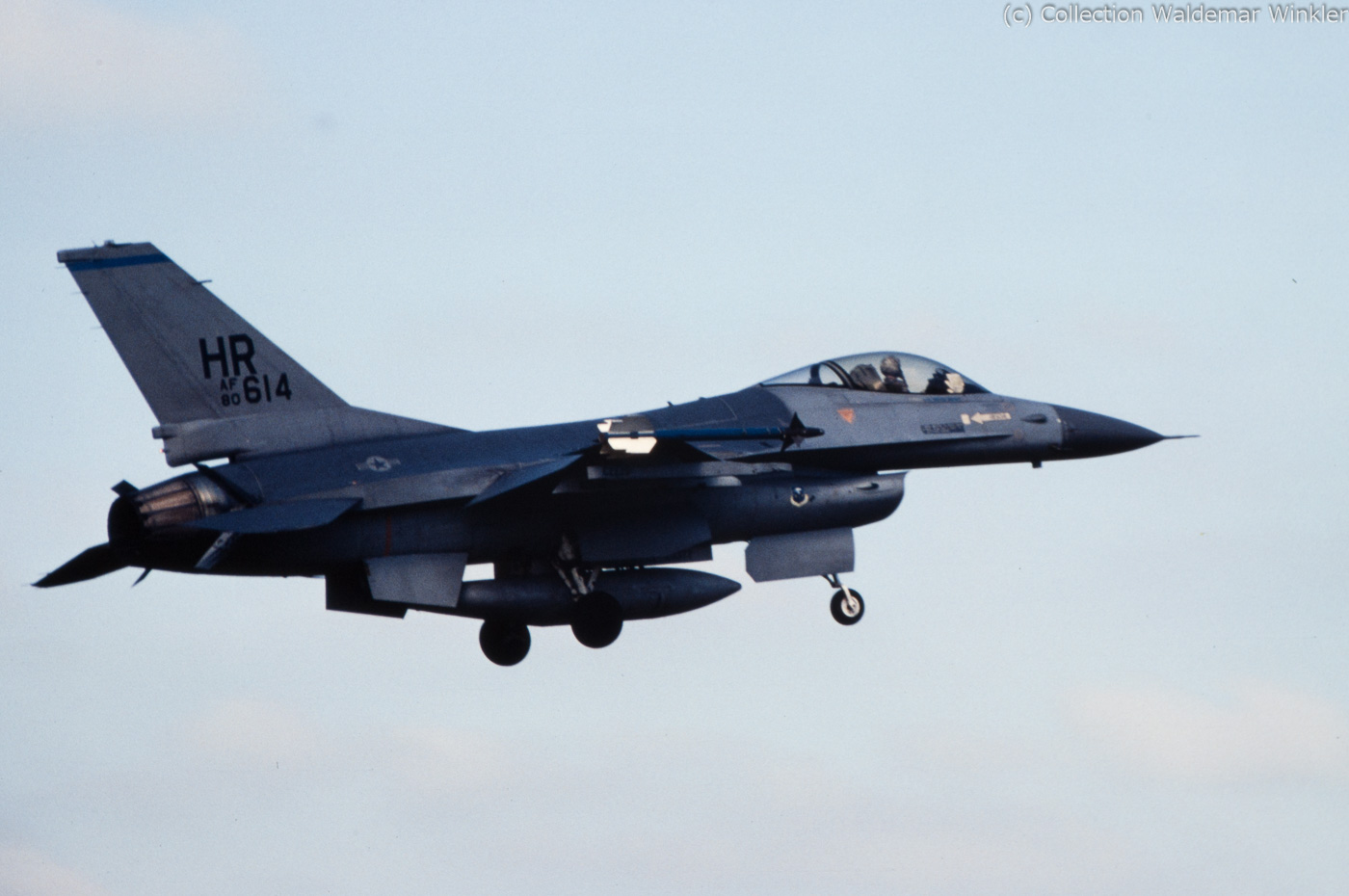 F-16A_Fighting_Falcon_DSC_3076.jpg