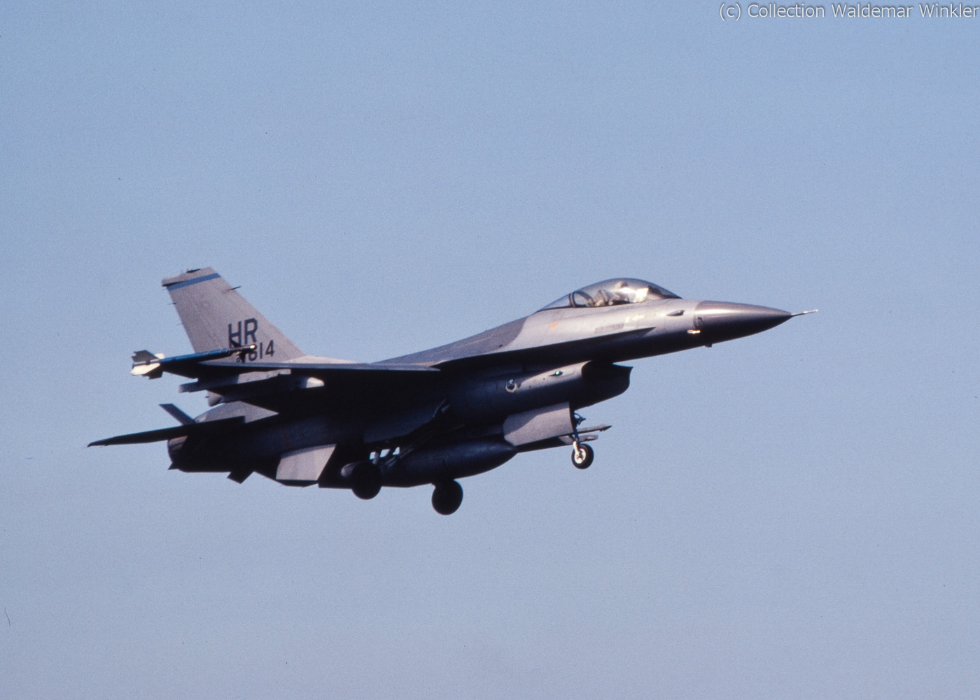 F-16A_Fighting_Falcon_DSC_3126.jpg