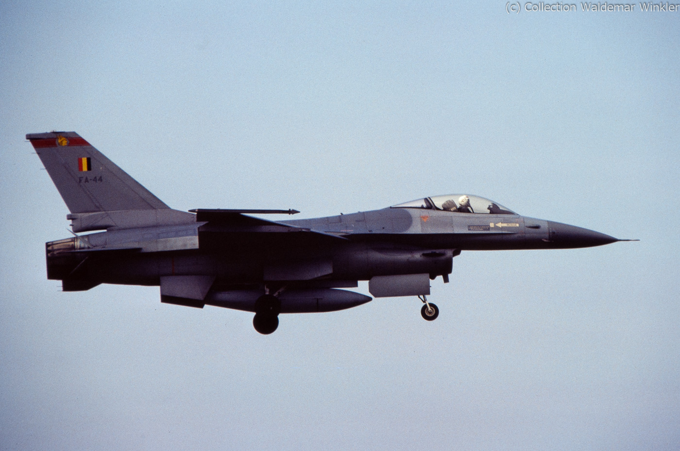 F-16A_Fighting_Falcon_DSC_3497.jpg