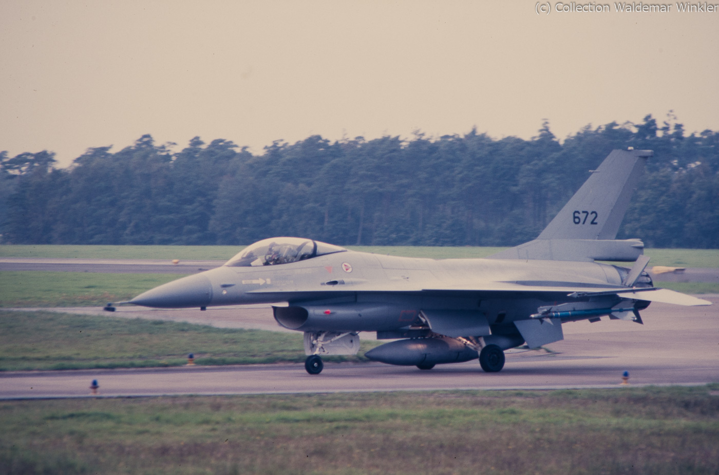 F-16A_Fighting_Falcon_DSC_3552.jpg