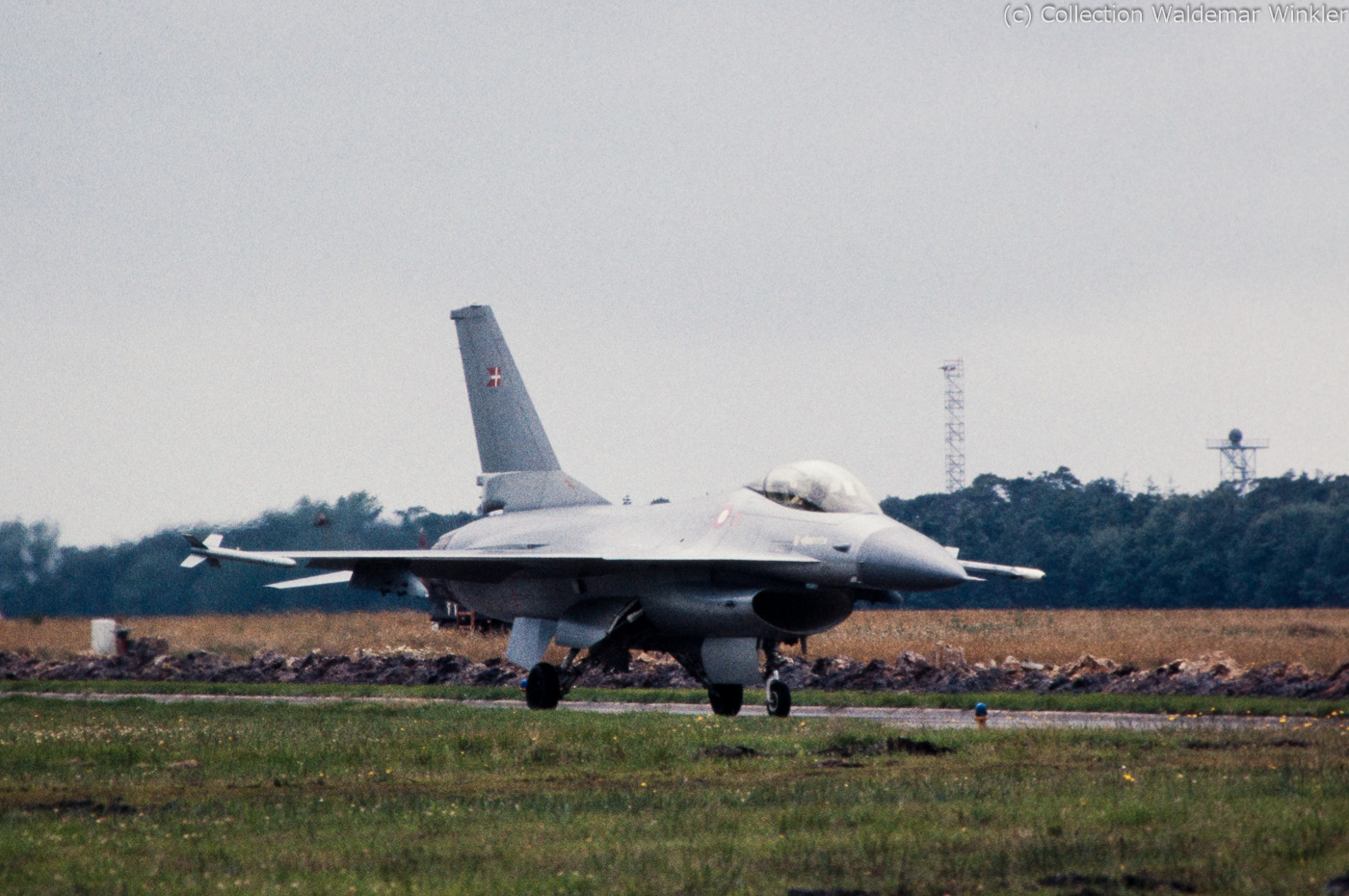 F-16A_Fighting_Falcon_DSC_5623.jpg