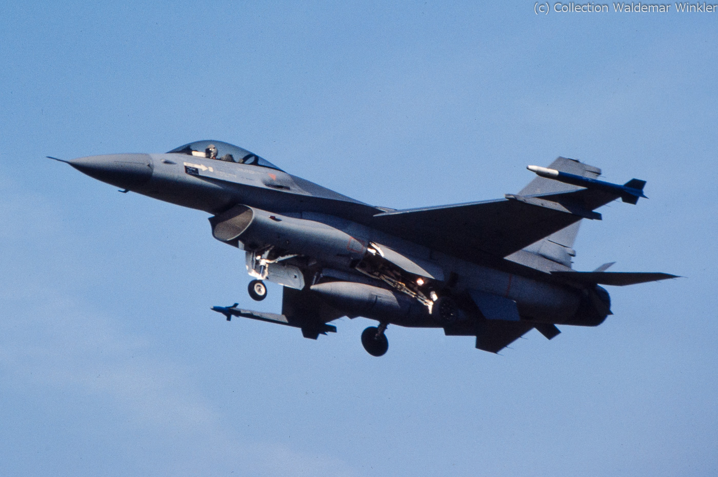 F-16A_Fighting_Falcon_DSC_7426.jpg
