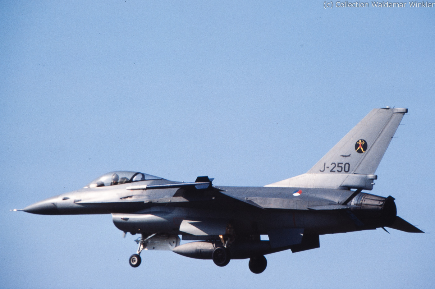 F-16A_Fighting_Falcon_DSC_7427.jpg