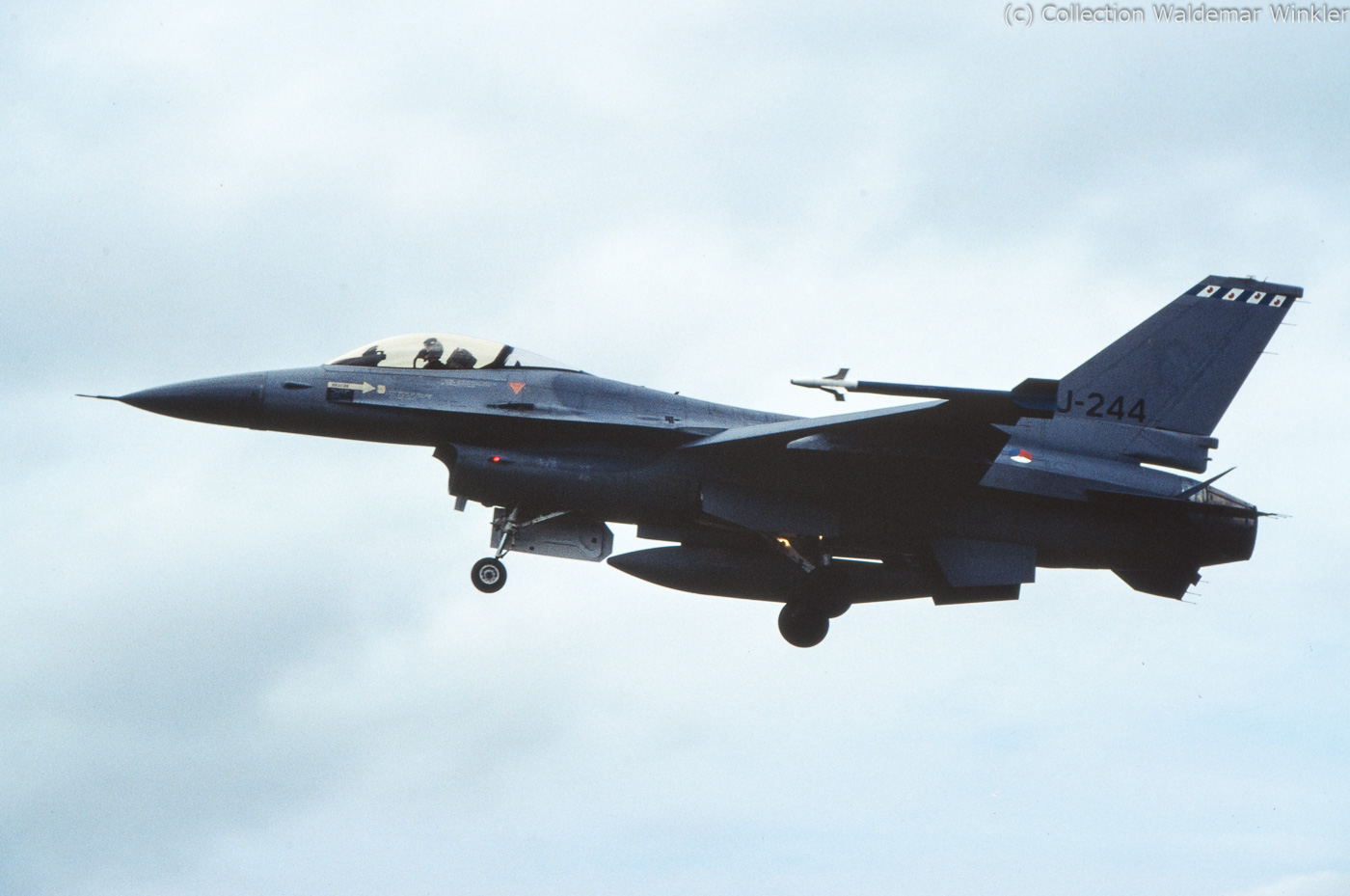 F-16A_Fighting_Falcon_DSC_7432.jpg